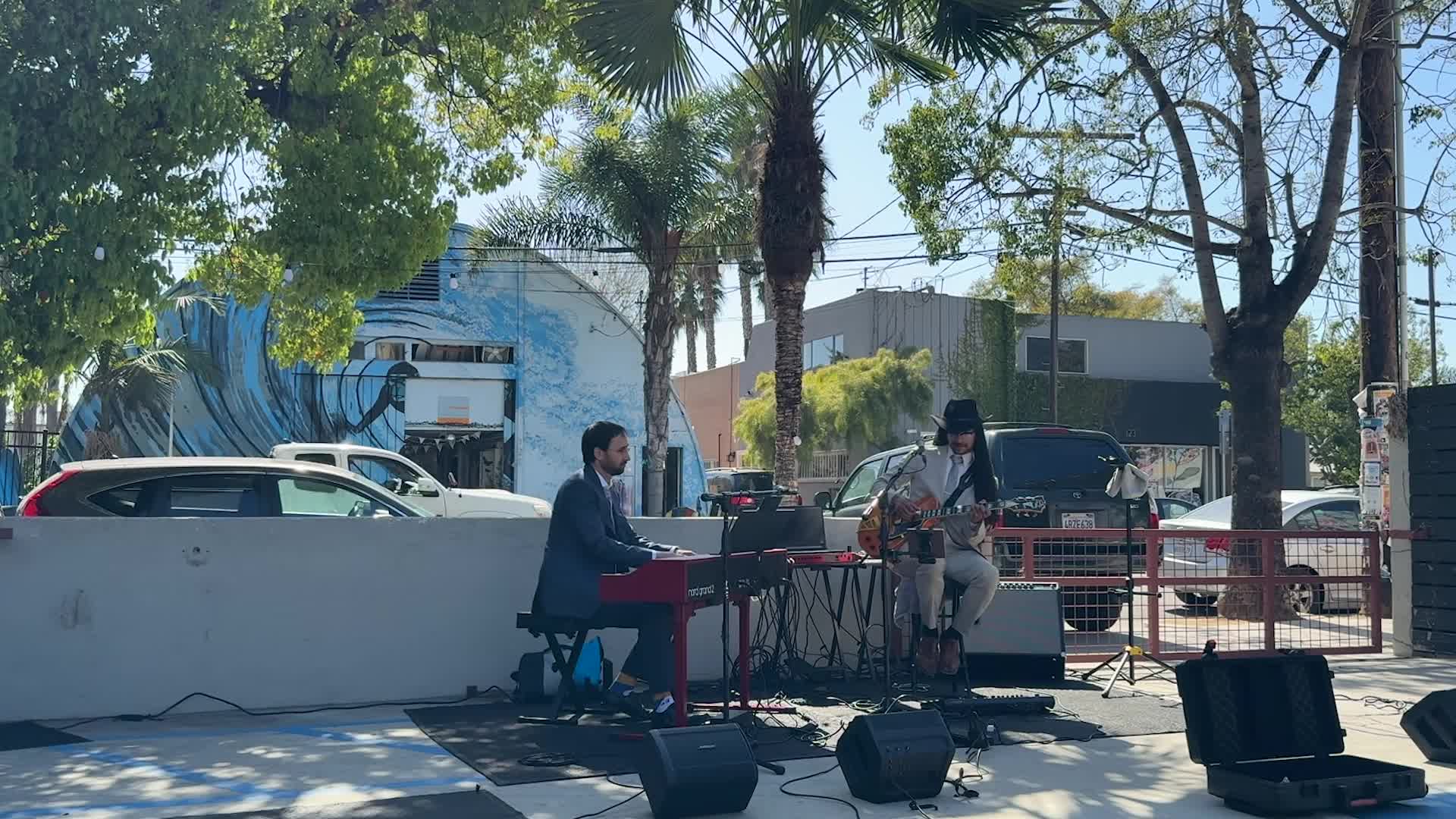 Soir Noir performing